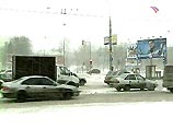 Непрекращающийся снегопад затрудняет движение автотранспорта в Москве. Как сообщил в среду представитель столичного ГИБДД, несмотря на то, что еще не все автовладельцы выехали в город, на многих улицах уже образуются заторы