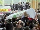 Сын покойного обращался к толпе с просьбой расчистить дорогу для процессии. Гроб с телом Харири, погибшего во время теракта, не могут до сих пор внести во двор мечети Мухаммада аль-Амина, где должно состояться погребение. Огромная толпа препятствует движе