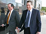 Как сообщил официальный представитель ЮКОСа в США Майк Лэйк, в среду - первый день слушаний зал хьюстонского суда был "переполнен и в нем не было даже стоячих мест" Как сообщил официальный представитель ЮКОСа в США Майк Лэйк, в среду - первый день слушаний зал хьюстонского суда был "переполнен и в нем не было даже стоячих мест"