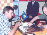 В заключительном туре Андрей Харлов (слева) сделал белыми быструю ничью с Евгением Владимировым