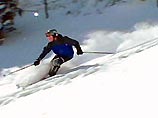 Алек неудачно провалился лыжей под корку наста, потерял равновесие и свалился вниз с высоты около 10 метров. При этом он спровоцировал сход лавины сверху, которая захватила его и убила "снежной мясорубкой"