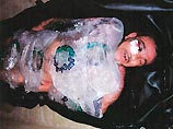 Тело погибшего Манаделя аль-Джамади было сфотографировано закутанным в целлофан, наполовину погруженным в лед и со стянутыми за спиной запястьями Тело погибшего Манаделя аль-Джамади было сфотографировано закутанным в целлофан, наполовину погруженным в лед и со стянутыми за спиной запястьями