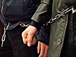 В Риге национал-большевик приковал себя наручниками к зданию МВД Латвии В Риге национал-большевик приковал себя наручниками к зданию МВД Латвии