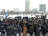 В субботу в Москве на аллее возле Российской академии госслужбы прошло всеармейское офицерское собрание, на котором, по разным оценкам, присутствовали от 400 до 600 офицеров, прибывших из 50 регионов России