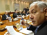 Министр финансов Израиля Биньямин Нетаньяху заявил накануне вечером, что на заседании правительства проголосует против программы размежевания, так как Шарон не согласился вынести ее на всенародный референдум