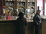 В результате массового отравления пока не установленной спиртосодержащей жидкостью погибли 2 человека В результате массового отравления пока не установленной спиртосодержащей жидкостью погибли 2 человека