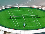 Роджер Федерер и Андре Агасси, не так давно бывший первой ракеткой мира, в буквальном смысле подняли теннис на небывалую высоту