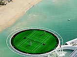 Во вторник они сыграли товарищеский матч на высоте более 320 метров на вертолетной площадке на вершине роскошной гостиницы Бурдж аль-Араб в Дубае