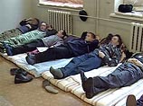 Число бывших работников ООО "Тавдинский микробиологический комбинат" (г. Тавда, Свердловская область), объявивших во вторник бессрочную голодовку, в четверг выросло с 36 до 38 человек