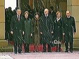 В Братиславе состоялась торжественная церемония встречи Владимира и Людмилы Путиных с Джорджем и Лорой Буш, а также президента Словакии Ивана Гашпаровича и его супруги Силвиа