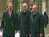 Главы государств и их супруги встретились во внутреннем дворе Братиславского града - старинного замка в центре словацкой столицы, в котором в 17:00 по московскому времени и начались российско-американские переговоры