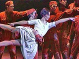 На Новой сцене Большого театра в пятницу состоится первый показ легендарного балета Дмитрия Шостаковича "Болт". Спектакль был поставлен в 1931 году в Ленинградском театре оперы и балета, однако тогда премьера так и не состоялась
