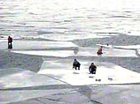 На Ладоге треснул лед: на трех дрейфующих льдинах осталось много людей и автомобилей

