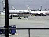 Самолет Boeing-757 American Airlines совершил в воскресенье аварийную посадку в международном аэропорту Орландо, передает радиостанция WCBS