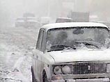 На Украине из-за снегопадов на дорогах заблокированы более 80 автобусов и машин