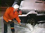 В Москве идет борьба с последствиями продолжающегося снегопада