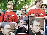 Не оставлена без внимания и ситуация вокруг ЮКОСа. Госдепартамент США считает судебное преследование Михаила Ходорковского "политически мотивированным"