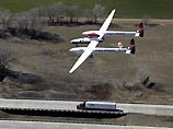 Путешественник Стив Фоссет успешно завершил кругосветный беспосадочный перелет. Самолет приземлился в городе Селина в штате Канзас