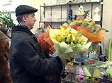 Россияне считают цветы самым лучшим подарком женщинам на 8 марта - их собирается подарить 44% мужчин, а получить хотели бы 46% женщин