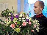 По мнению социологов, наиболее склонны дарить любимым цветы мужчины моложе 40 лет, половина из которых собирается сделать такой подарок, а среди мужчин старше 55 лет - каждый третий По мнению социологов, наиболее склонны дарить любимым цветы мужчины моложе 40 лет, половина из которых собирается сделать такой подарок, а среди мужчин старше 55 лет - каждый третий