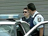 В Греции террорист взял 10 человек в заложники, но вскоре отпустил их В Греции террорист взял 10 человек в заложники, но вскоре отпустил их