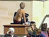 Другой инцидент, видимо, был не связан с протестом, но также вызвал бурную реакцию полицейских. В толпе приветствовавших Чарльза жителей Новой Зеландии стояла молодая женщина с ребенком. Когда принц начал идти в ее сторону, она начала раздеваться Другой инцидент, видимо, был не связан с протестом, но также вызвал бурную реакцию полицейских. В толпе приветствовавших Чарльза жителей Новой Зеландии стояла молодая женщина с ребенком. Когда принц начал идти в ее сторону, она начала раздеваться