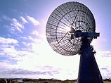 Телефонный звонок поступает на передатчик, а потом - на параболическую радиоантенну диаметром в 3,5 метра, которая ретранслирует сигнал в космос