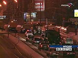 Снегопад осложнил движение автотранспорта в Москве Снегопад осложнил движение автотранспорта в Москве