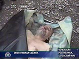 "Они хотели взять Масхадова живым. Чтобы избежать жертв, он позволил своим телохранителям выйти (из бункера) и встретился с ними в одиночку, - сказал сын Масхадова. – Он конечно, как и любой уважающий себя чеченец, не собирался сдаваться" "Они хотели взять Масхадова живым. Чтобы избежать жертв, он позволил своим телохранителям выйти (из бункера) и встретился с ними в одиночку, - сказал сын Масхадова. – Он конечно, как и любой уважающий себя чеченец, не собирался сдаваться"