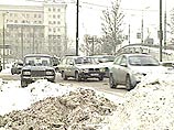 В результате обильного снегопада, прошедшего накануне, движение на улицах столицы было затруднено