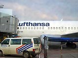 Иранцы отказалась сойти с прилетевшего из Франкфурта самолета авиакомпании Lufthansa в 15:30 по местному времени в брюссельском международном аэропорту "Насьональ". Все они безоружны и позволили остальным 50 пассажирам пройти в здание аэропорта