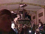 Сирийских солдат, возвращающихся из Ливана на родину, встречают как героев, с цветами и песнями Сирийских солдат, возвращающихся из Ливана на родину, встречают как героев, с цветами и песнями