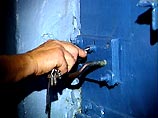 Сотрудники Северо-Кавказского РУБОП задержали в селе Сержень-Юрт Шалинского района Чечни 36-летнего Вахида Айдамирова Сотрудники Северо-Кавказского РУБОП задержали в селе Сержень-Юрт Шалинского района Чечни 36-летнего Вахида Айдамирова