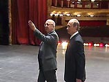 Экскурсия в Большой: Путин спустился в оркестровую яму и осмотрел женские гримерки Экскурсия в Большой: Путин спустился в оркестровую яму и осмотрел женские гримерки