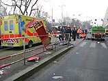 В центре Праги сошедший с рельсов трамвай протаранил остановку с людьми: 2 погибших
