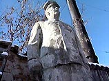 Местный искатель откопал на помойке памятник Сталину, 40 лет назад украшавший городскую площадь Местный искатель откопал на помойке памятник Сталину, 40 лет назад украшавший городскую площадь