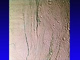 На спутнике Сатурна Энцелад обнаружена плотная атмосфера