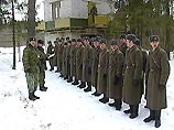 Руководитель стрельб, пытаясь остановить солдата, выстрелил в него из автомата, ранив в поясницу Руководитель стрельб, пытаясь остановить солдата, выстрелил в него из автомата, ранив в поясницу