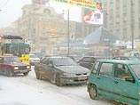 В связи с начавшимся в ночь с четверга на пятницу снегопадом столичная госавтоинспекция призывает водителей быть особенно внимательными и отказаться от поездок в центр города без особой необходимости