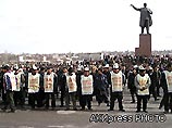 В Киргизии ОМОН взял штурмом здания, захваченные оппозицией В Киргизии ОМОН взял штурмом здания, захваченные оппозицией