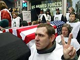 Пацифисты несли также накрытые американскими флагами гробы, которые должны были напомнить о людских потерях, которые США несут в ходе иракской военной кампании