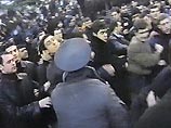 В Баку получили ранения 20 полицейских В Баку получили ранения 20 полицейских
