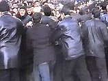 Это произошло в ходе столкновений между активистами Общества инвалидов карабахской войны и полицией. В акции участвовало до 600 человек