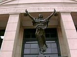 В прошлую пятницу федеральный суд в Хьюстоне отказался удовлетворить ходатайство ЮКОСа. Теперь, когда ЮКОС больше не обладает реальными перспективами выиграть дело в рамках законов США о банкротстве, ЮКОС будет продолжать свое дело в других формах