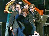 Сегодня скандал вокруг премьеры в Большом театре современной оперы "Дети Розенталя" достигнет своего апогея. В 19:00 на сцену главного театра страны выйдут главные герои - пять композиторов-клонов, вызывающие прямую ассоциацию с "могучей кучкой" Сегодня скандал вокруг премьеры в Большом театре современной оперы "Дети Розенталя" достигнет своего апогея. В 19:00 на сцену главного театра страны выйдут главные герои - пять композиторов-клонов, вызывающие прямую ассоциацию с "могучей кучкой"