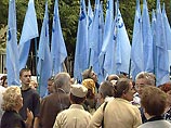 У здания Министерства культуры "Идущие" числом до 300 человек выставили плакаты с цитатами из романов Сорокина "Лед" и "Голубое сало" и начали обличать автора в распространении порнографии У здания Министерства культуры "Идущие" числом до 300 человек выставили плакаты с цитатами из романов Сорокина "Лед" и "Голубое сало" и начали обличать автора в распространении порнографии