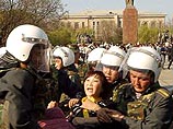 Столкновения в Бишкеке. Акаев обвинил оппозицию в связях с террористами и готов применить силу