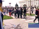 Участники митинга на центральной площади в Бишкеке ворвались в здание Дома правительства. Двери в здание распахнуты, в них входят демонстранты
