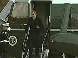 Президент США спустился с трапа вертолета в сопровождении черного терьера