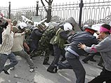 Путин пригласил в Россию бежавшего из Киргизии президента Акаева Путин пригласил в Россию бежавшего из Киргизии президента Акаева